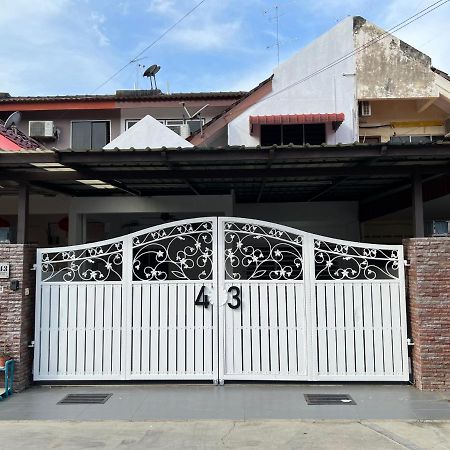 M Guest House2 Muar Bagian luar foto