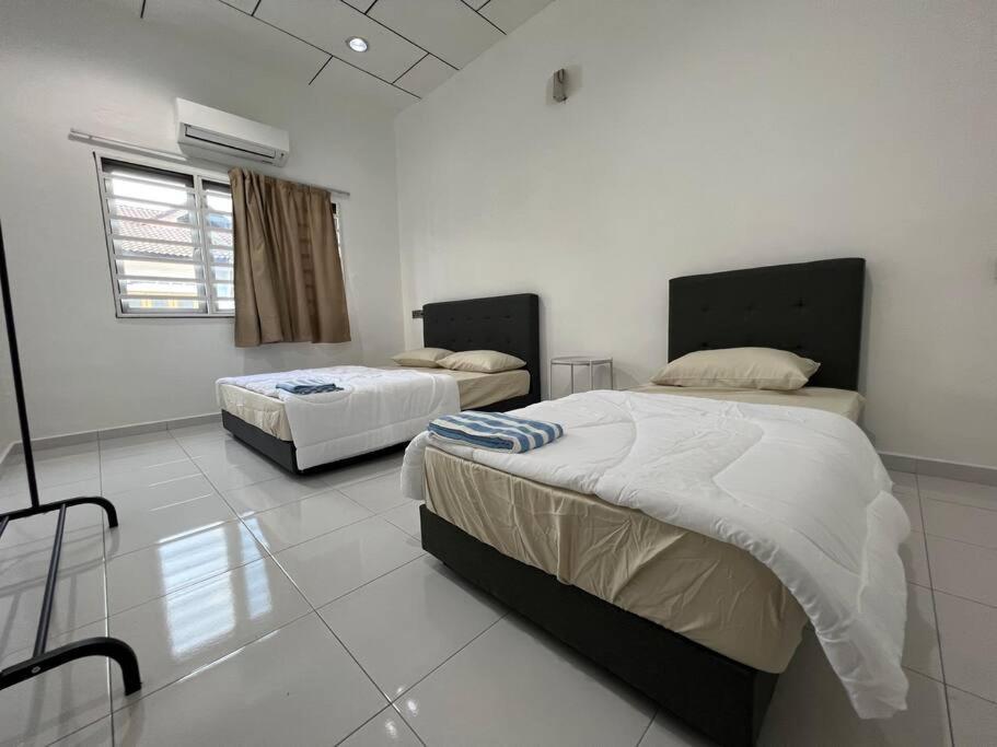 M Guest House2 Muar Bagian luar foto