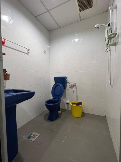 M Guest House2 Muar Bagian luar foto