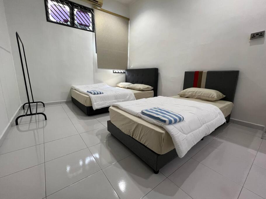 M Guest House2 Muar Bagian luar foto