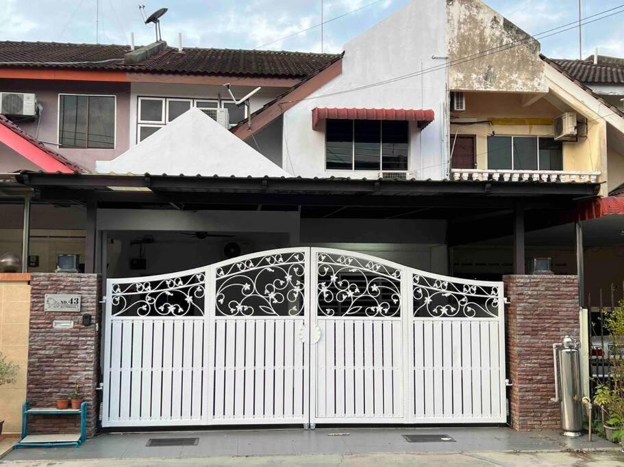 M Guest House2 Muar Bagian luar foto