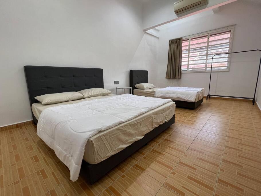M Guest House2 Muar Bagian luar foto