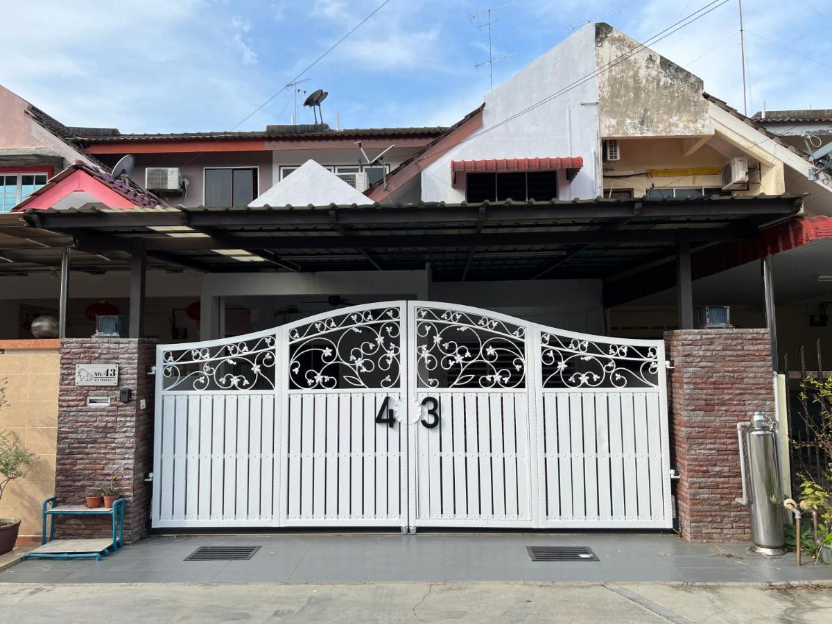 M Guest House2 Muar Bagian luar foto