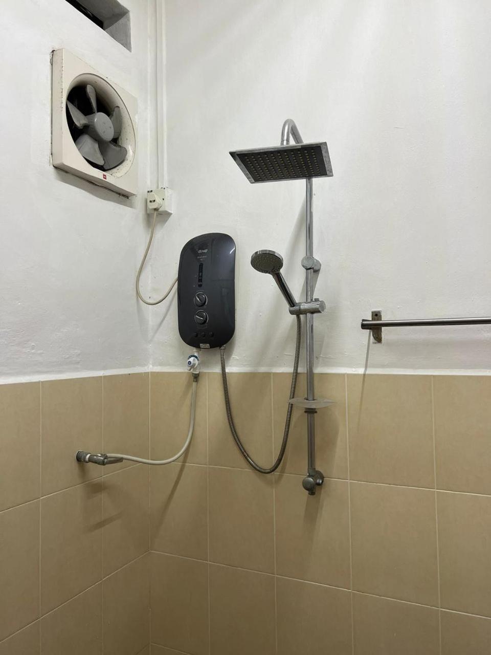 M Guest House2 Muar Bagian luar foto