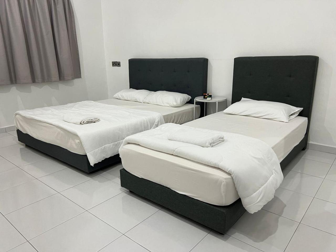 M Guest House2 Muar Bagian luar foto