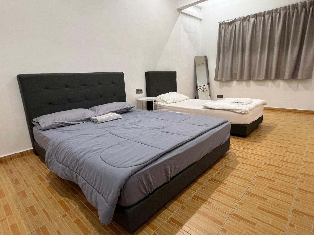 M Guest House2 Muar Bagian luar foto