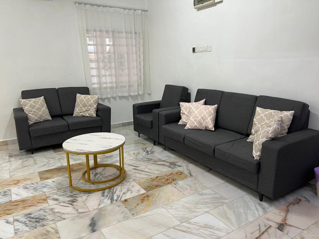 M Guest House2 Muar Bagian luar foto