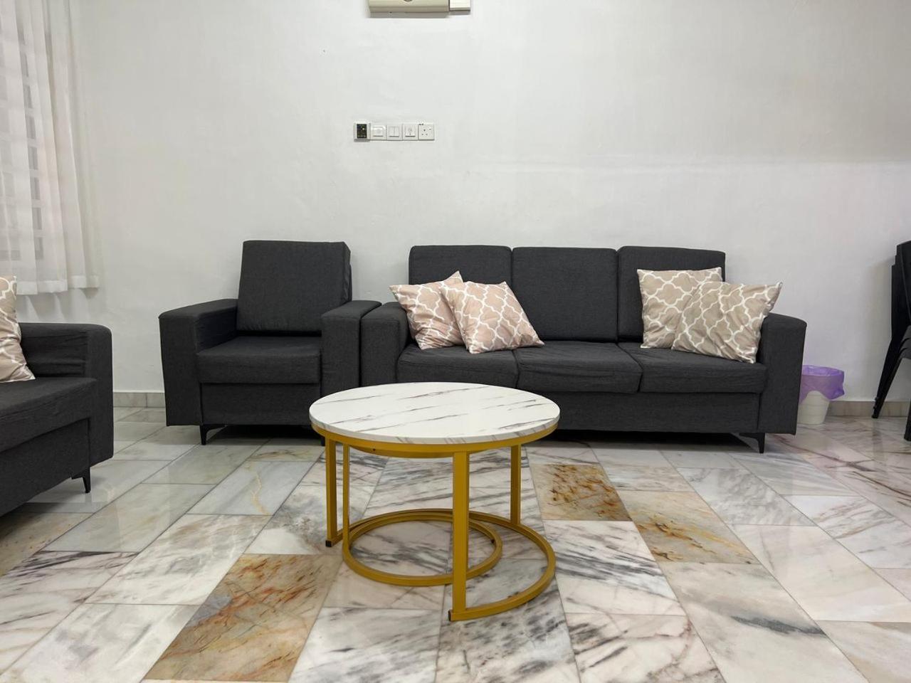 M Guest House2 Muar Bagian luar foto